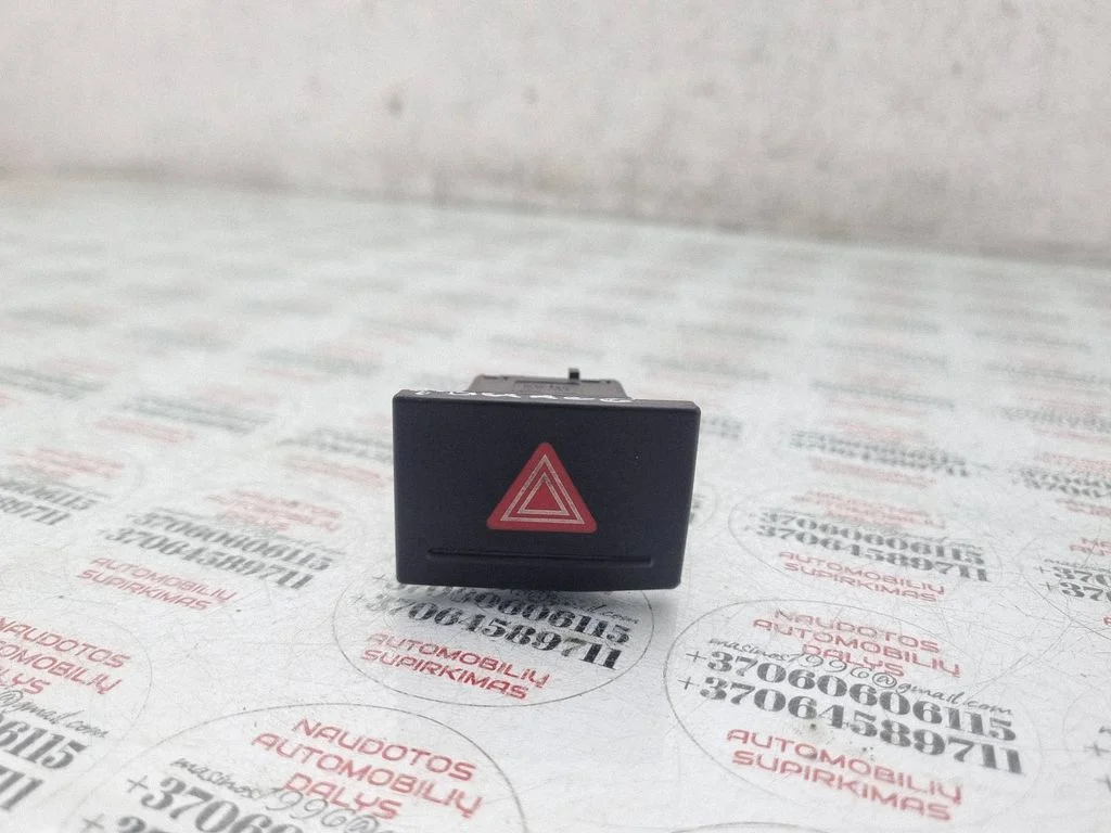 Hazard light switch – Volkswagen Touareg I (2002-2010)