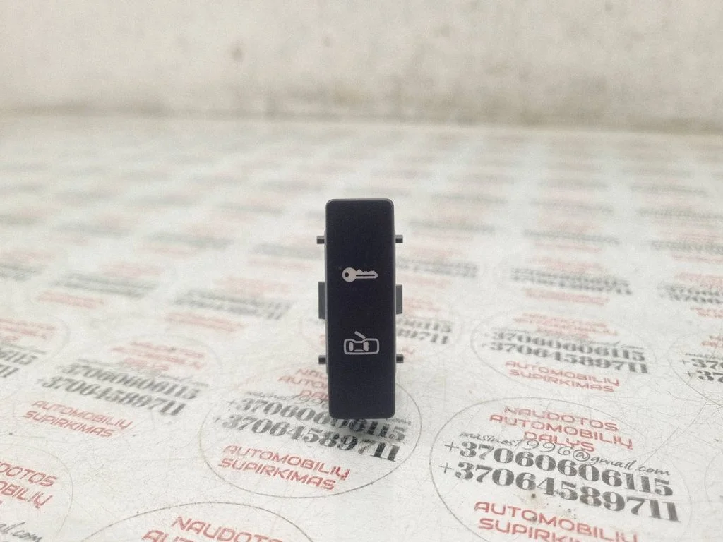Central locking switch button – Volkswagen Touareg I (2002-2010)