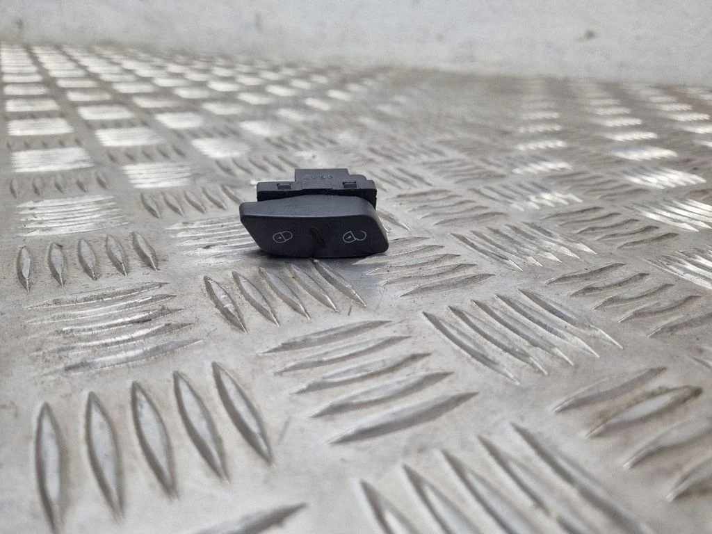 Central locking switch button – Volkswagen Golf Plus (2005-2013)
