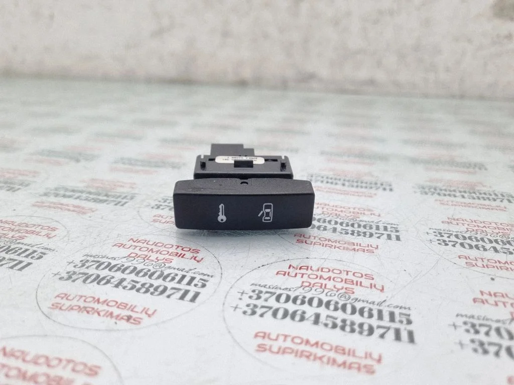 Central locking switch button – Volkswagen Touareg I (2002-2010)