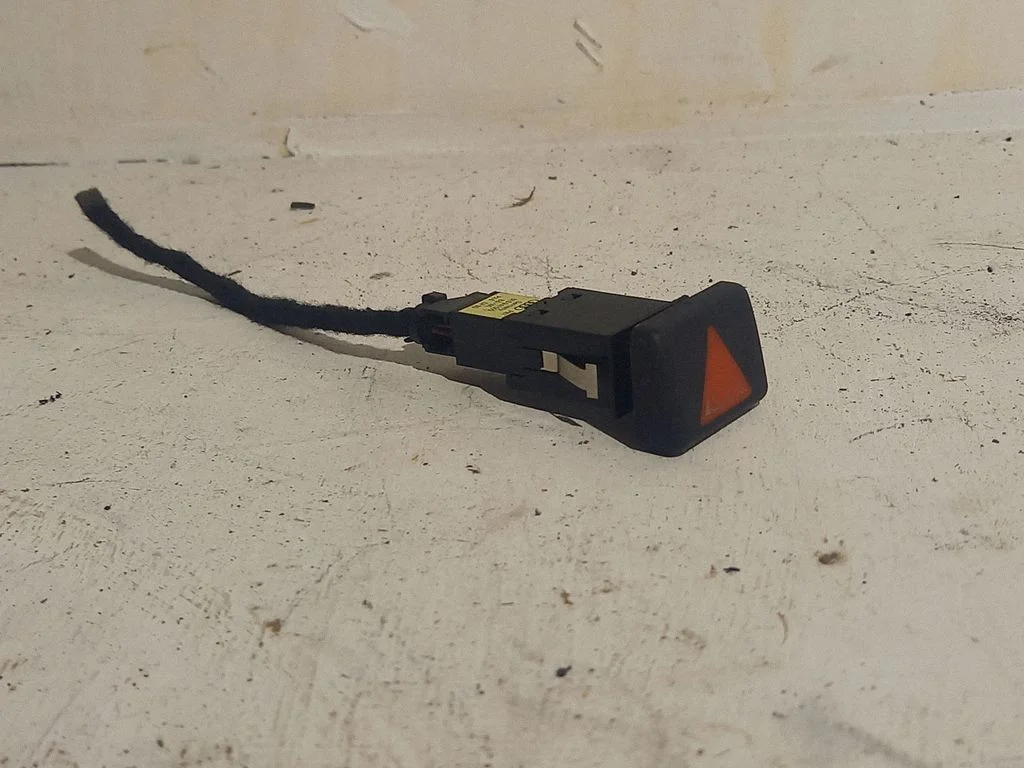 Hazard light switch – Audi A4 S4 B6 8E 8H (2001-2005)