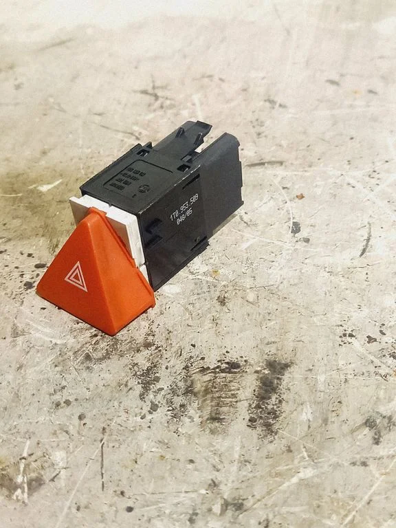 Hazard light switch – Volkswagen Touran I (2003-2010)