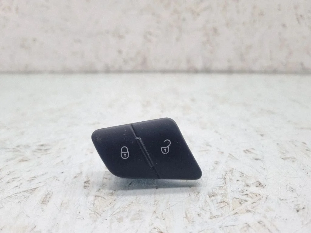 Central locking switch button – Volkswagen Passat B6 (2005-2010)