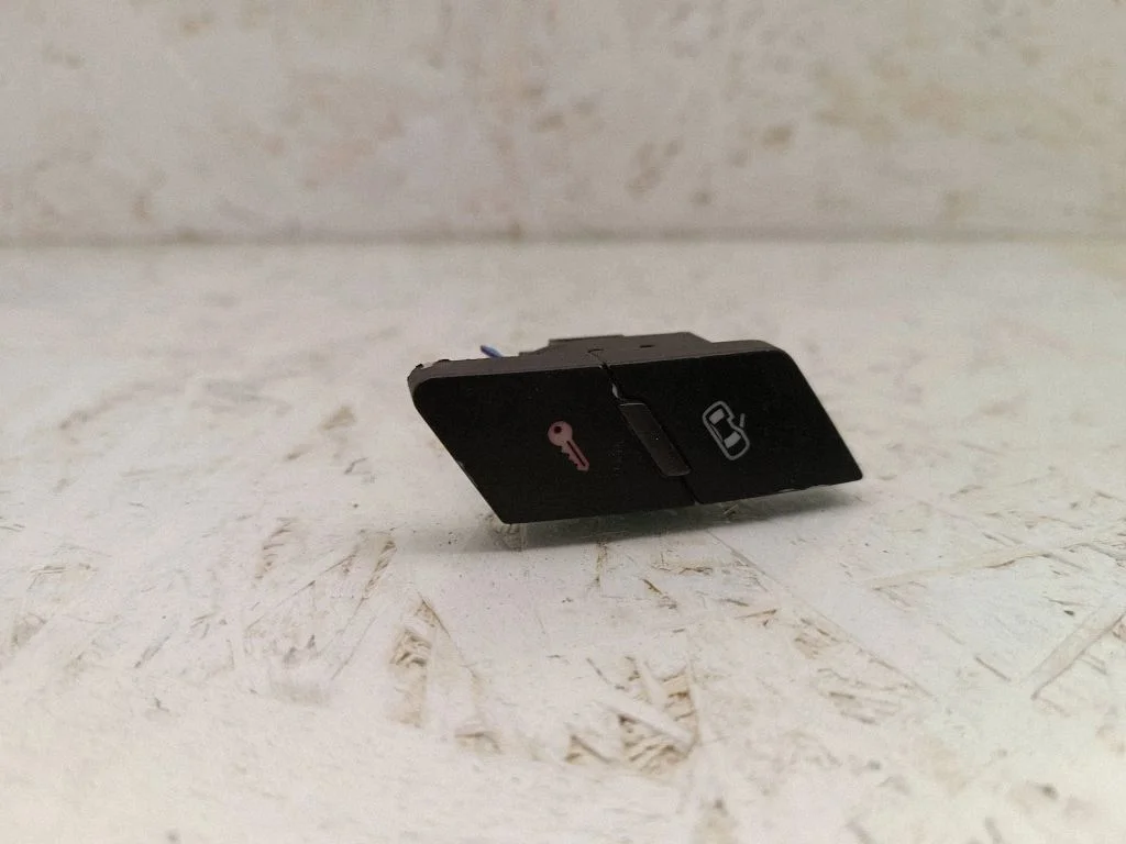 Central locking switch button – Audi A6 Allroad C6 (2006-2011)
