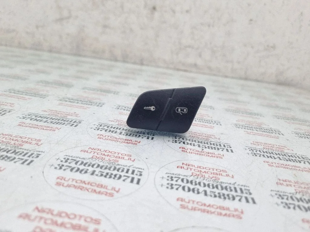 Central locking switch button – Volkswagen Passat CC (2008-2016)