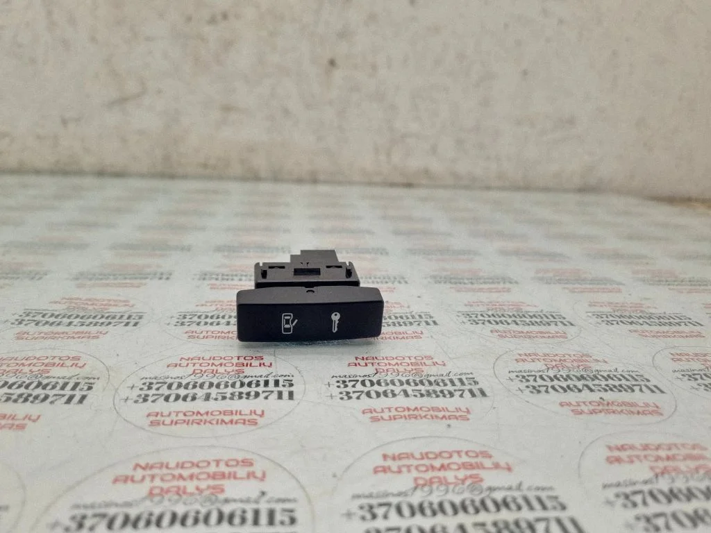 Central locking switch button – Volkswagen Touareg I (2002-2010)