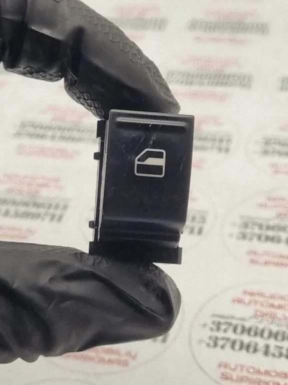 Elektrisko logu slēdzis 7L6959855B