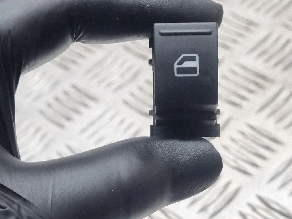 Elektrisko logu slēdzis 7L6959855B