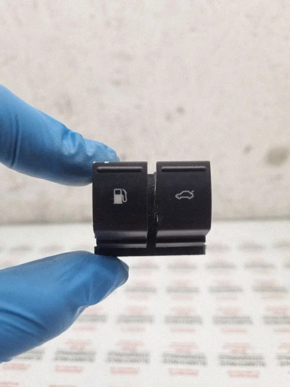 Fuel tank opening switch – Volkswagen Touareg I (2002-2010)