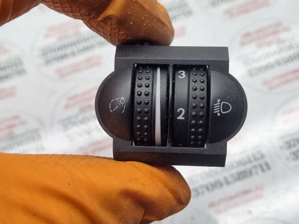 Headlight level height control switch – Volkswagen Touareg I (2002-2010)