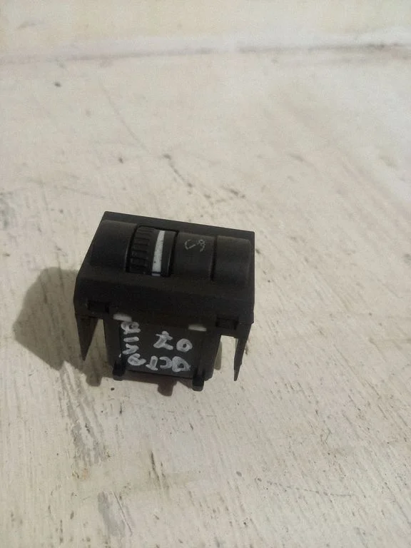 Headlight level height control switch – Skoda Octavia Mk2 (1Z) (2004-2013)