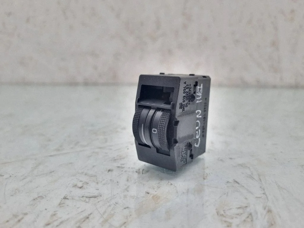 Headlight level height control switch – Seat Leon (1M) (1998-2006)