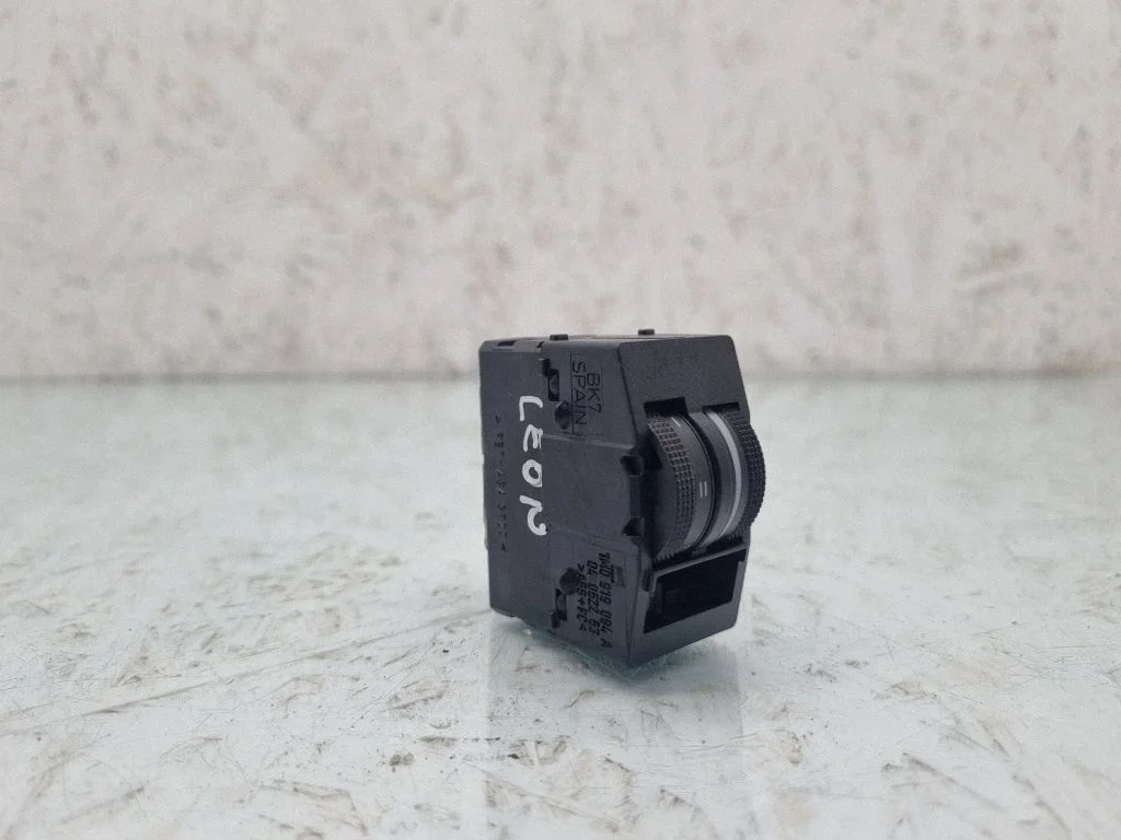 Headlight level height control switch – Seat Leon (1M) (1998-2006)