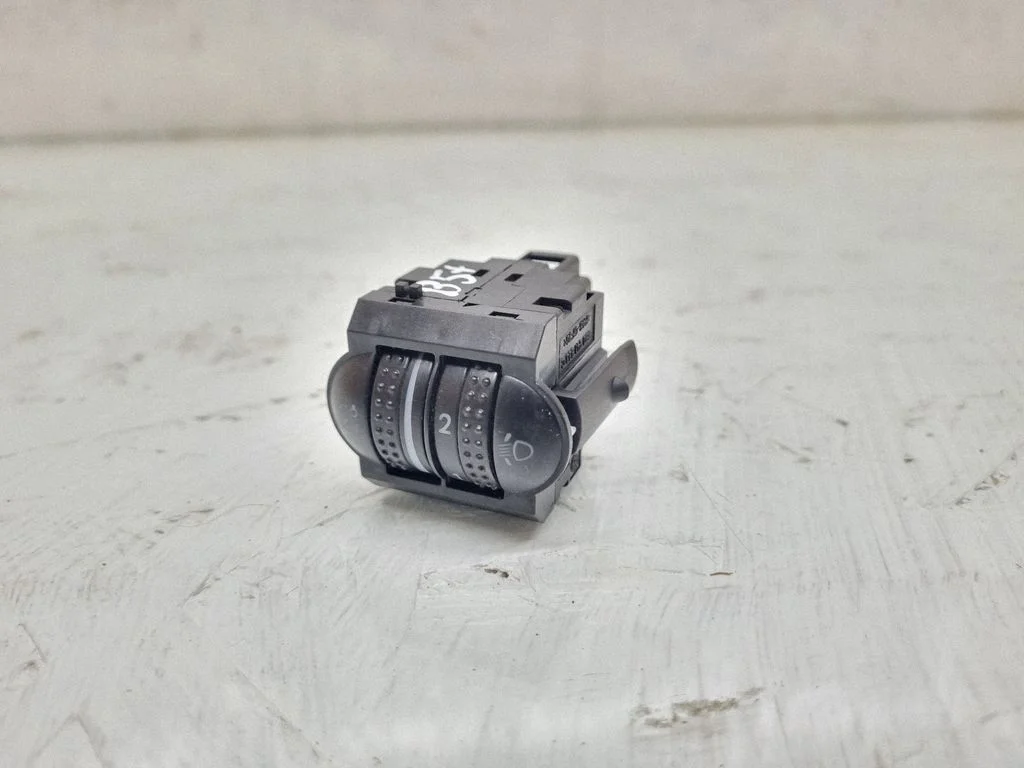 Headlight level height control switch – Volkswagen Passat B5.5 (2001-2005)