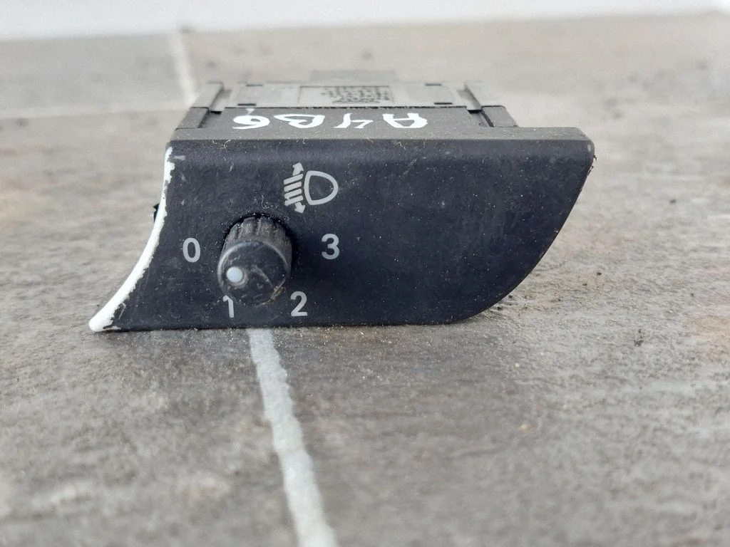 Headlight level height control switch – Audi A4 S4 B6 8E 8H (2001-2005)