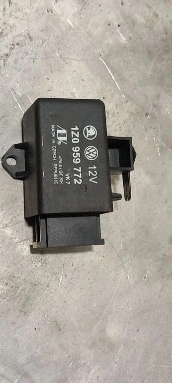 Seat heating relay – Skoda Octavia Mk2 (1Z) (2004-2013)