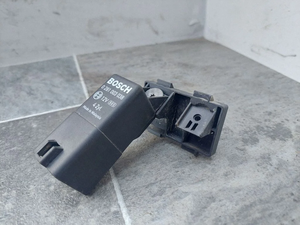 Kvēlsveču priekšuzsildes relejs 038907281D