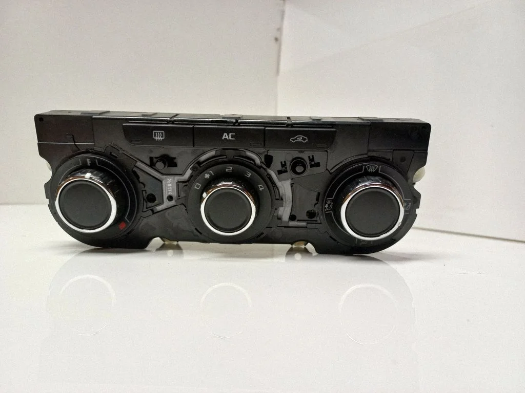 Kliimaseadme/kütte juhtplokk (salongis) – Skoda Octavia Mk3 (5E) (2013-2019)