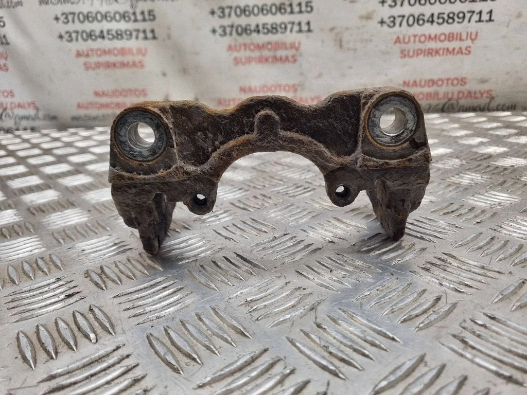Piduriklotside hoidik/kandur (tagumine) – Volkswagen Touareg I (2002-2010)