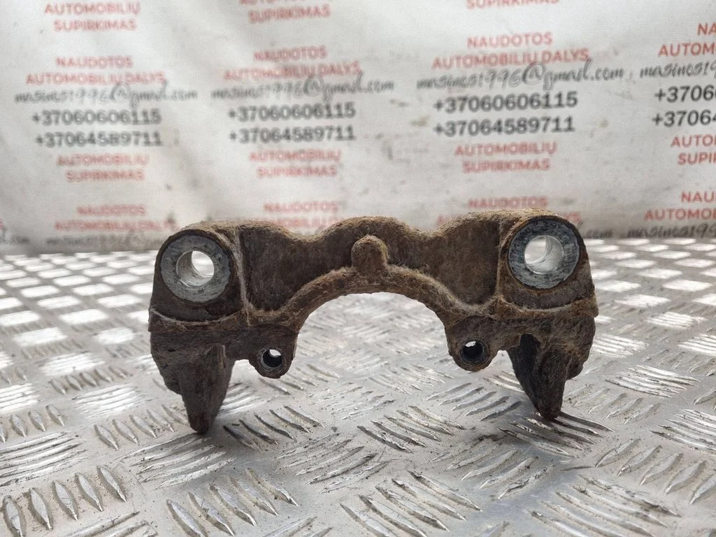 Piduriklotside hoidik/kandur (tagumine) – Volkswagen Touareg I (2002-2010)