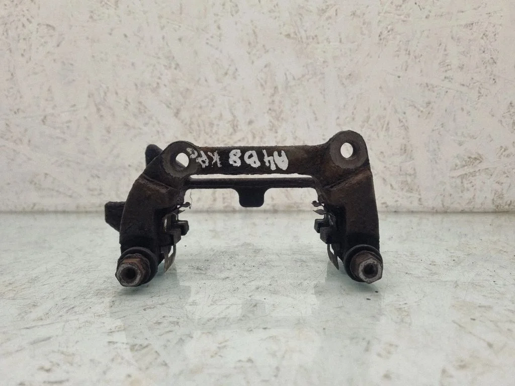 Piduriklotside hoidik/kandur (tagumine) – Audi A4 Allroad B8 (2008-2016)