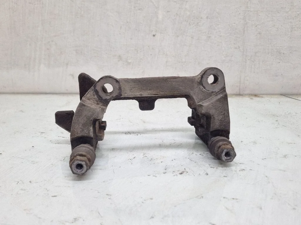 Piduriklotside hoidik/kandur (tagumine) – Audi A4 Allroad B8 (2008-2016)