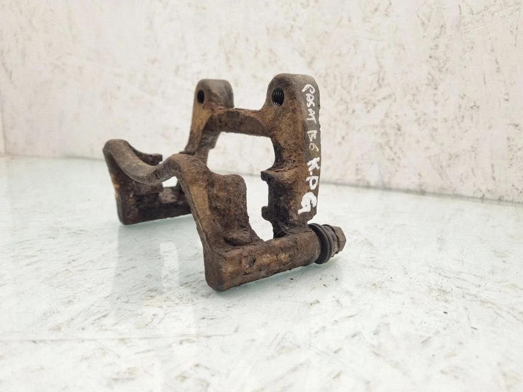 Brake caliper pad carrier rear – rear left