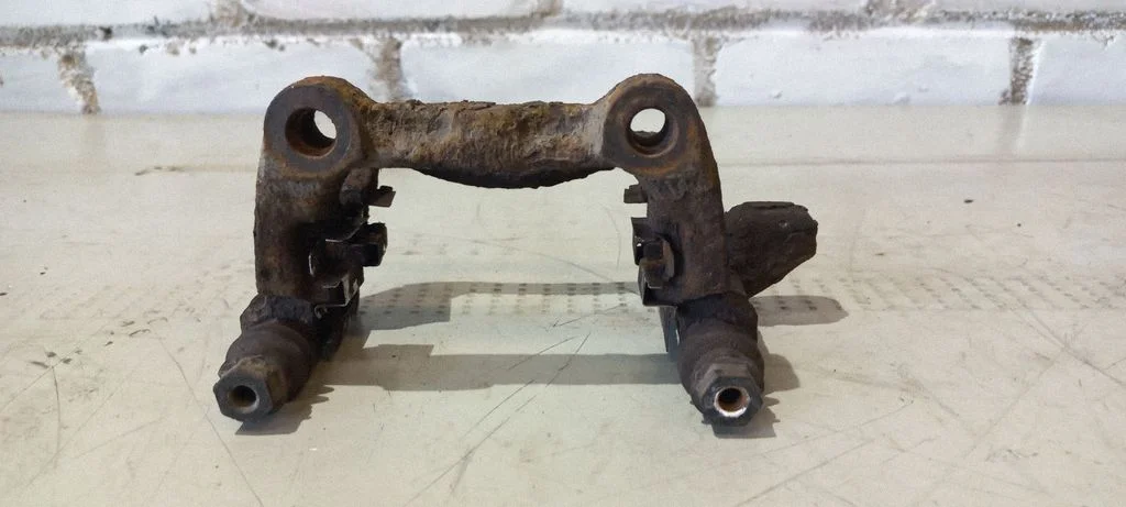 Brake caliper pad carrier rear – Skoda Octavia Mk2 (1Z) (2004-2013)