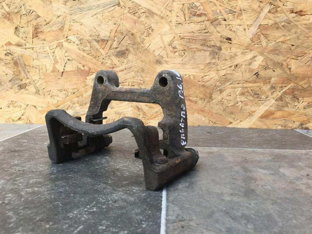 Brake caliper pad carrier rear – rear left