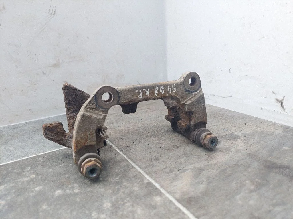 Piduriklotside hoidik/kandur (tagumine) – Audi A4 Allroad B8 (2008-2016)