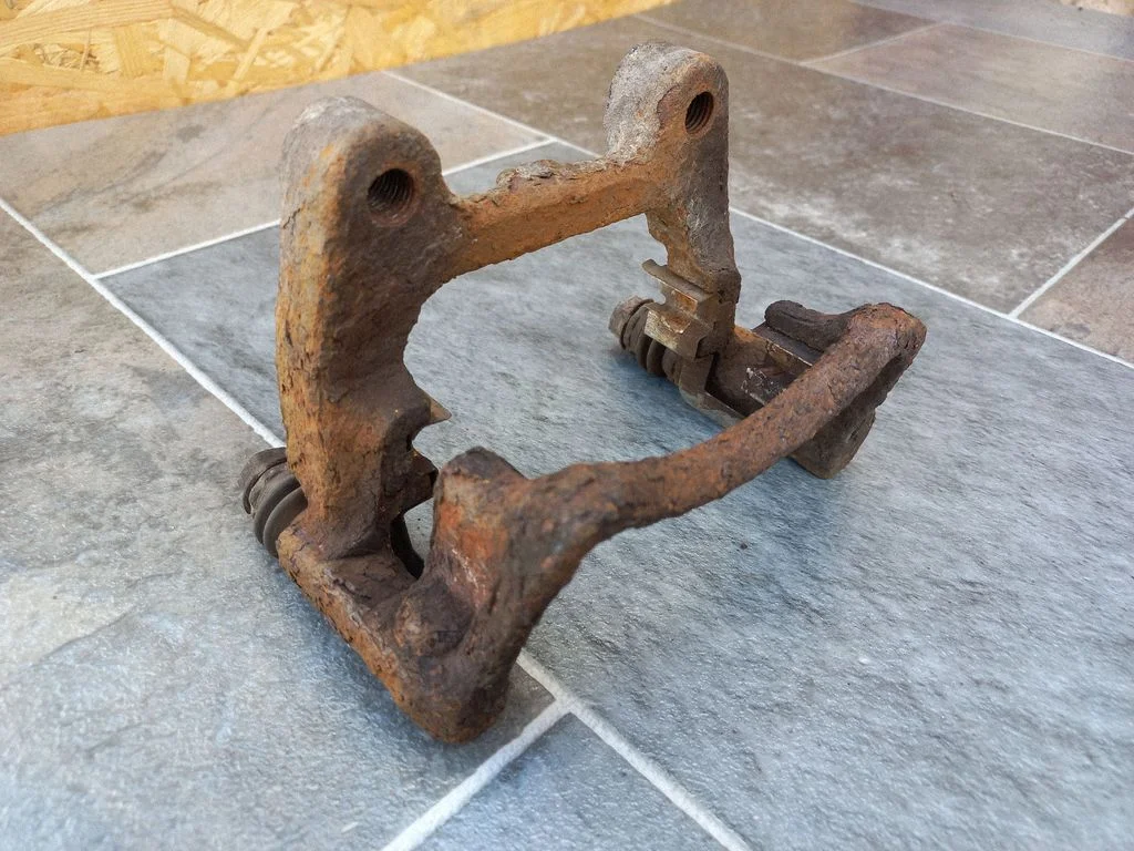 Brake caliper pad carrier rear – rear left