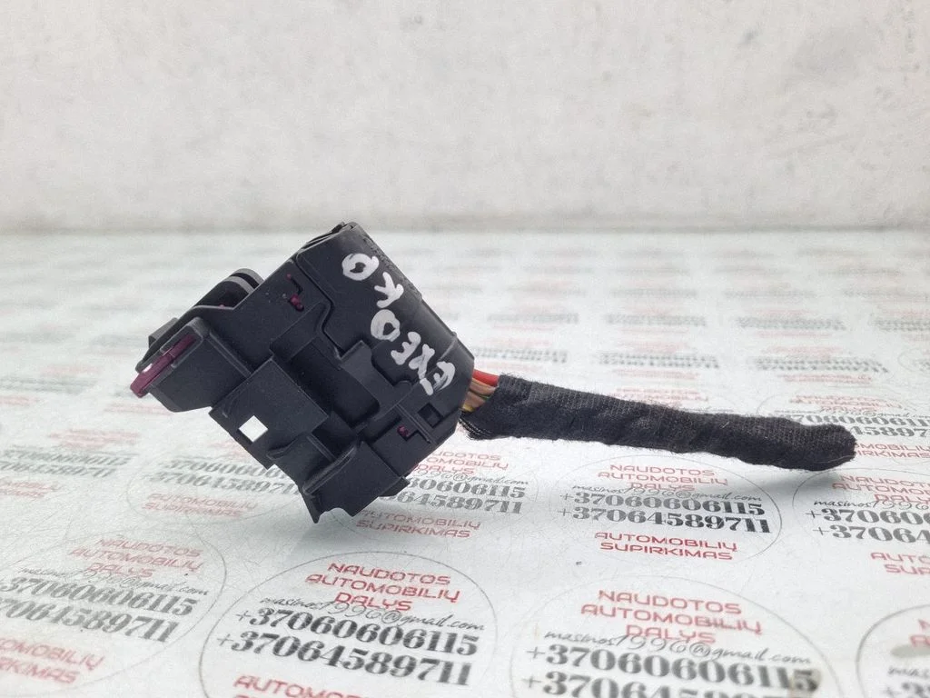 Priekšējo durvju vadu instalācija 8E0972701