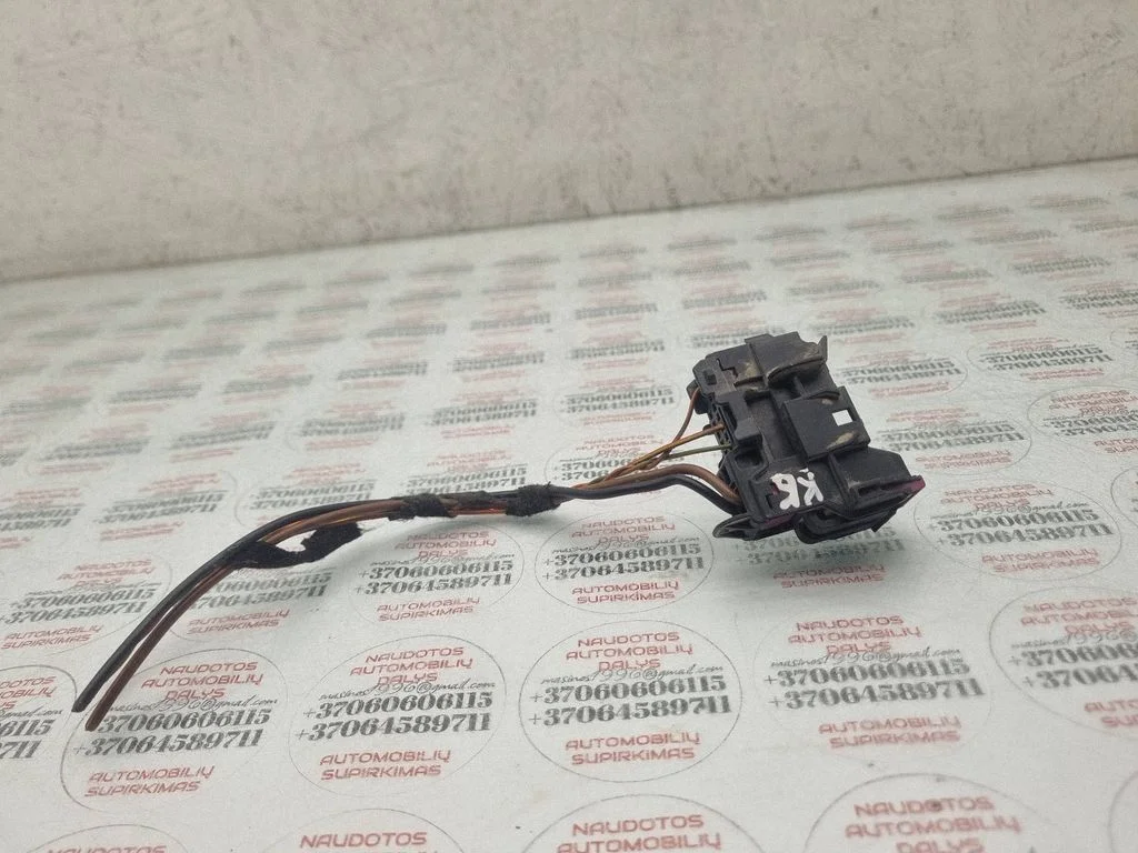 Aizmugurējo durvju vadu instalācija 8E0972701