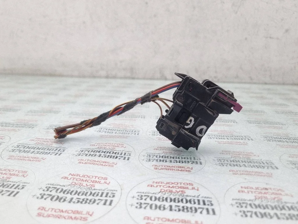 Aizmugurējo durvju vadu instalācija 8E0972701