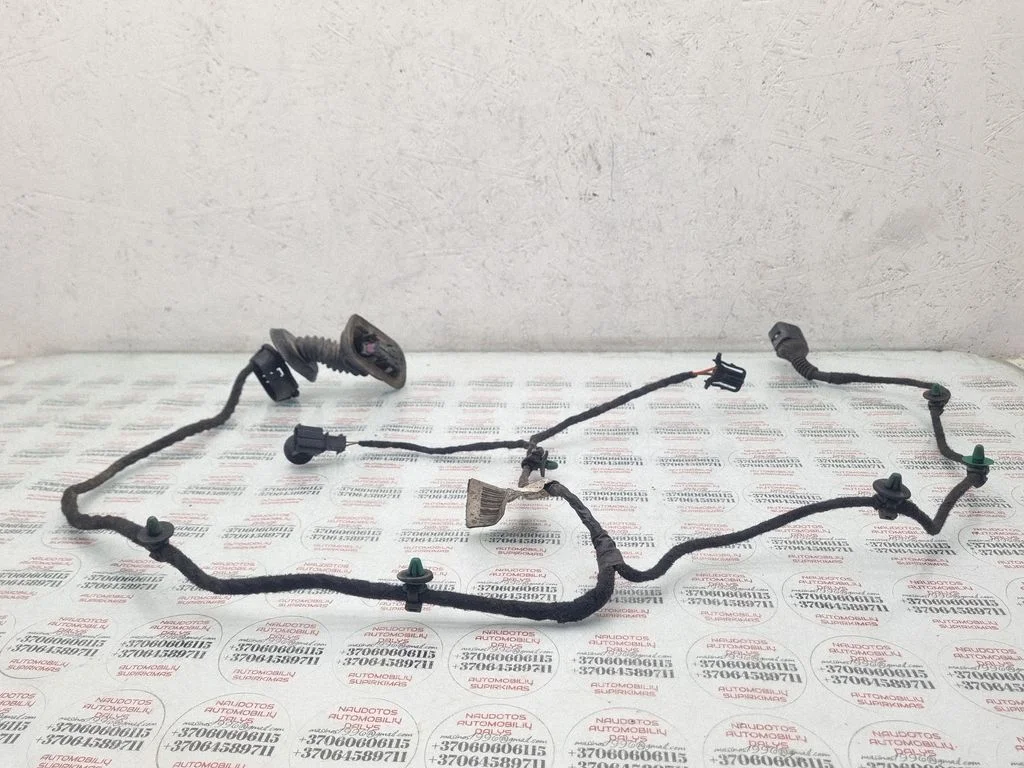 Aizmugurējo durvju vadu instalācija 8E0971687B