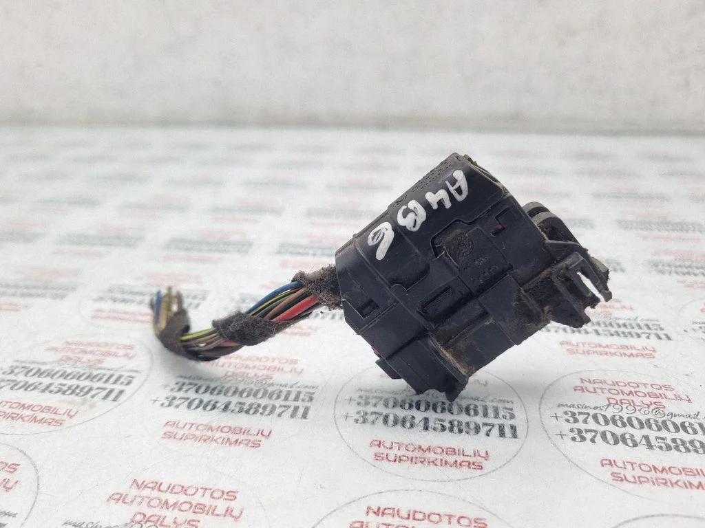 Aizmugurējo durvju vadu instalācija 8E0972701