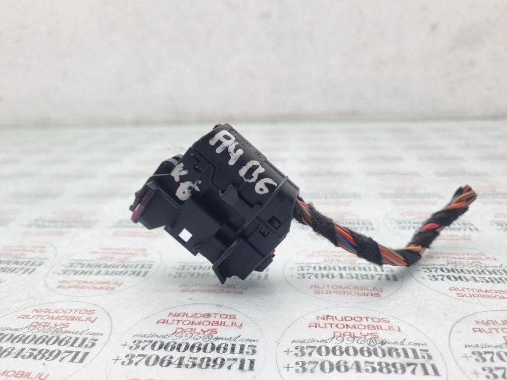 Aizmugurējo durvju vadu instalācija 8E0972701