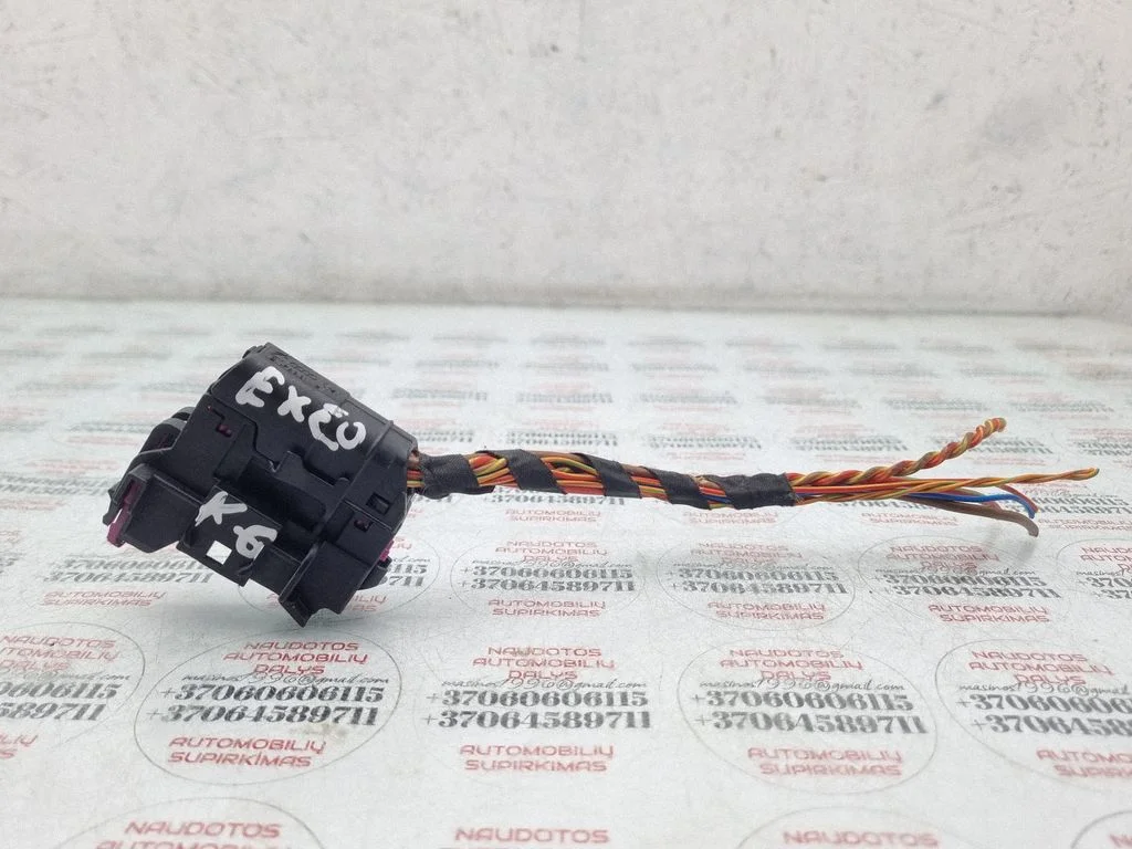 Aizmugurējo durvju vadu instalācija 8E0972701
