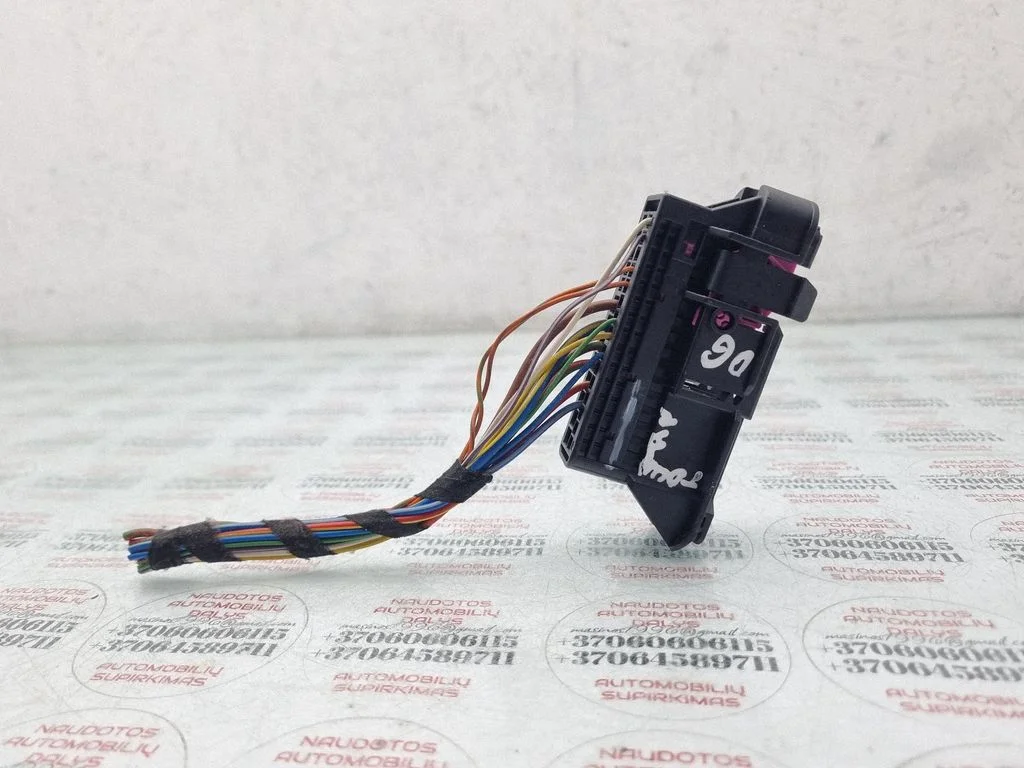 Aizmugurējo durvju vadu instalācija 1K0937722D