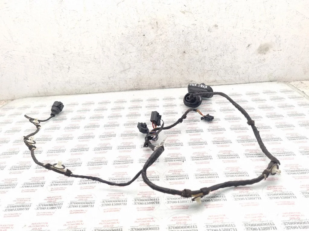 Aizmugurējo durvju vadu instalācija 3R0971687