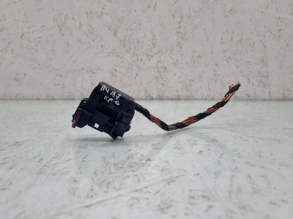 Rear door wiring loom 8E0972701