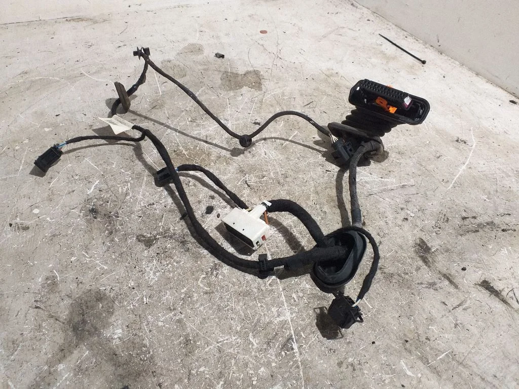 Aizmugurējo durvju vadu instalācija 3C4971694FD