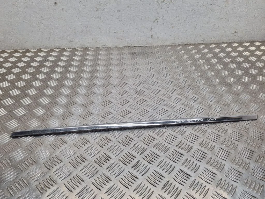Listwa drzwi tylnych 3C0853753C