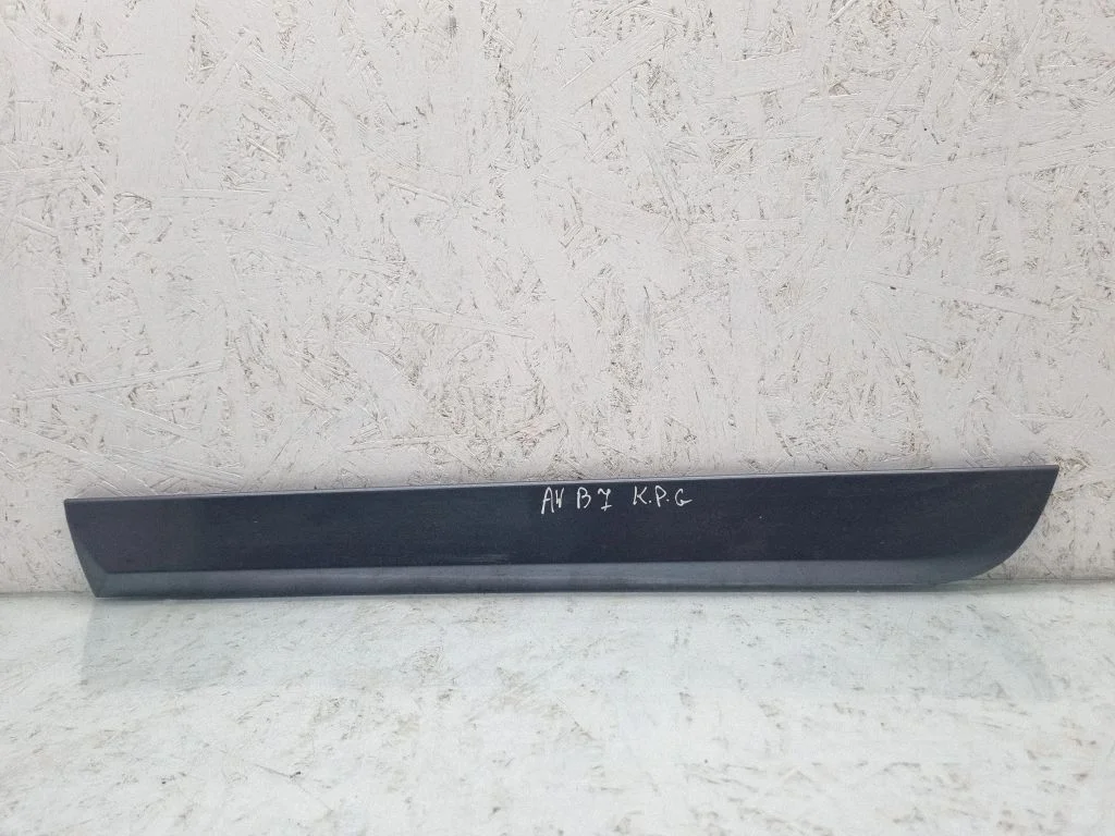 Tagaukse liist (mold) – tagumine vasak