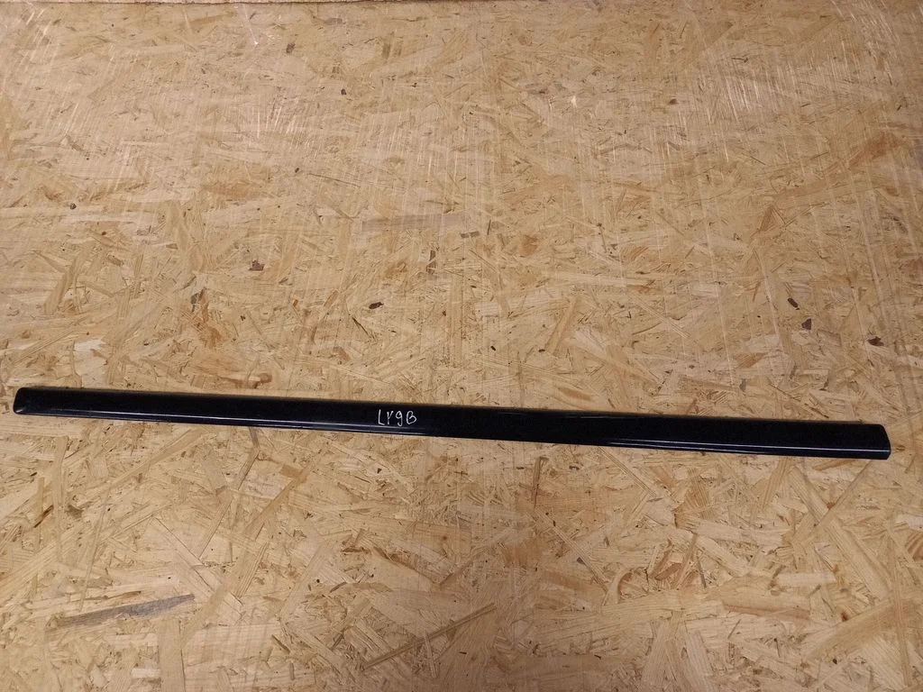 Esiukse liist (mold) – Audi A4 S4 B7 8E 8H (2005-2008)