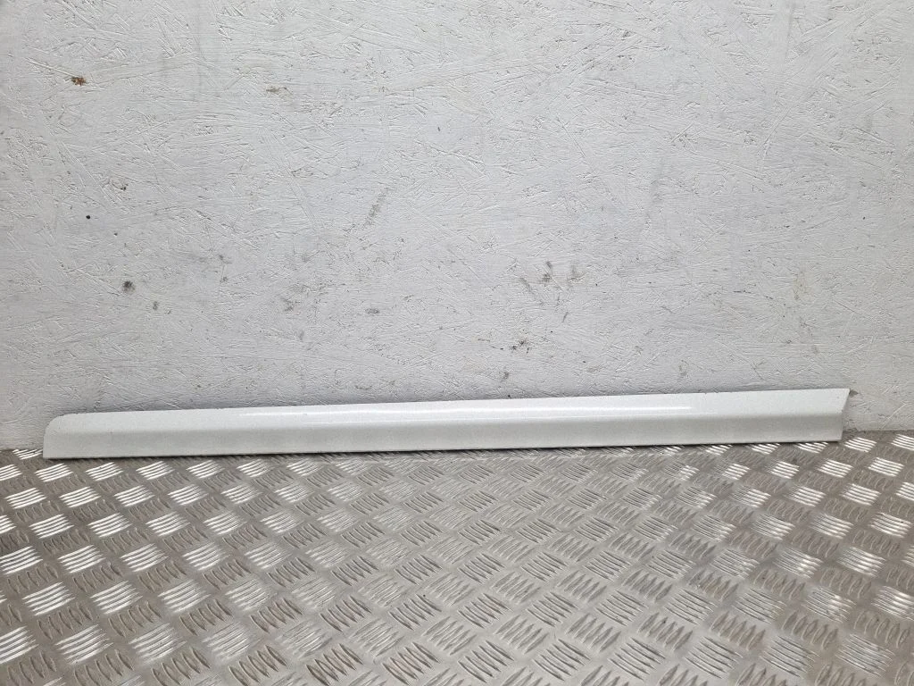 Priekšējo durvju apdare (molings) 8E0853960C