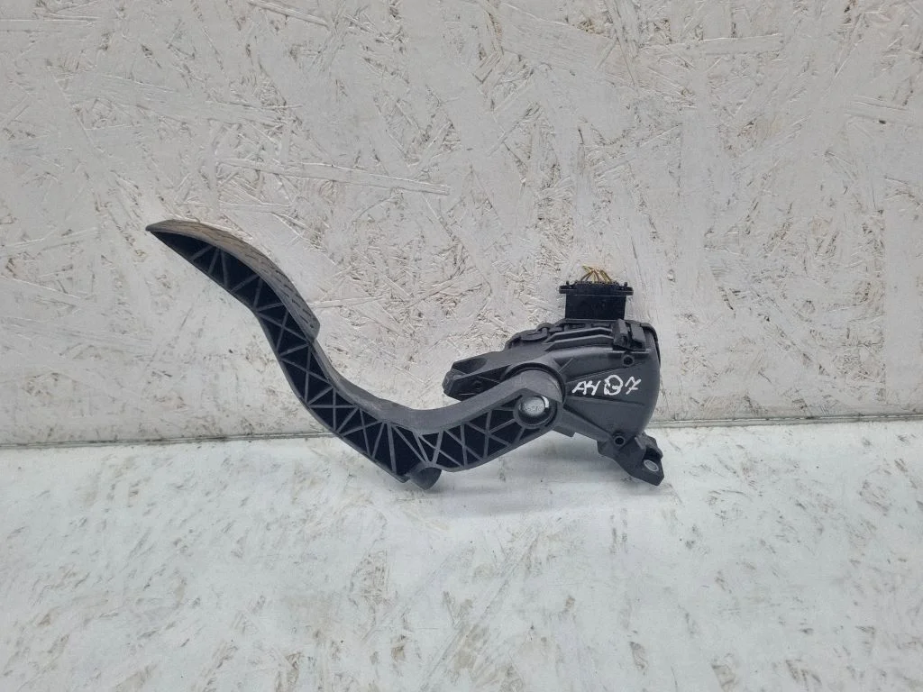Accelerator throttle pedal 8E1721523G