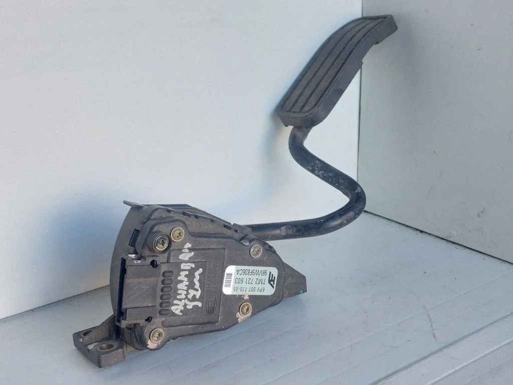 Accelerator throttle pedal 7M2721603