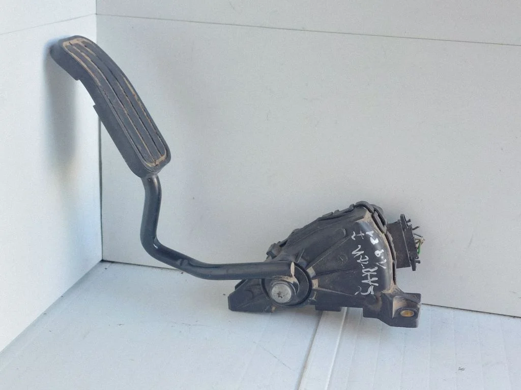 Akseleratora pedālis 7M1721603B