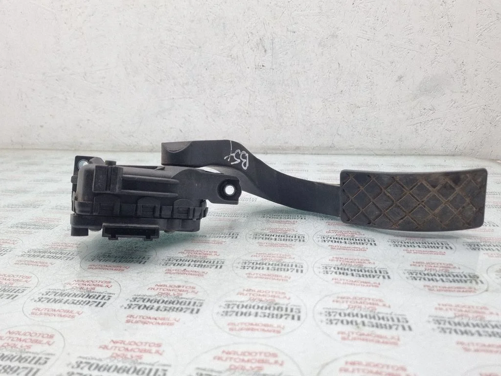 Accelerator throttle pedal – Volkswagen Passat B5.5 (2001-2005)